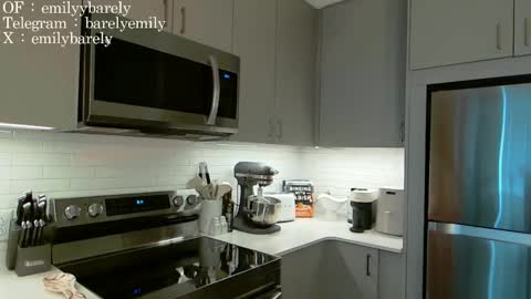 Snapshot of emilyybarely chatting on 24, 3, 2026 Emily brunette and Charlotte redhead online show from 24, 3, 2026