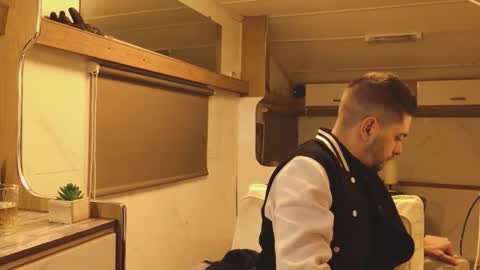 independent model online show from 28, 2, 2026