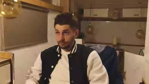 independent model online show from 8, 3, 2026