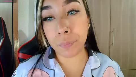 Snapshot of leahtemptation chatting on 14, 4, 2026 leah online show from 14, 4, 2026