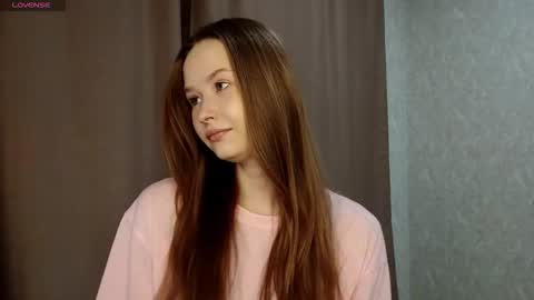 Snapshot of leslyshie chatting on 6, 3, 2026 Alice online show from 6, 3, 2026