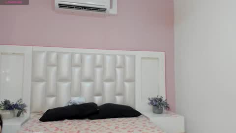 Snapshot of liia_collins chatting on 9, 4, 2026 Lia online show from 9, 4, 2026