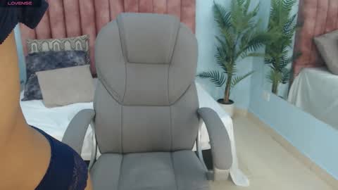 Luni Love online show from 5, 3, 2026