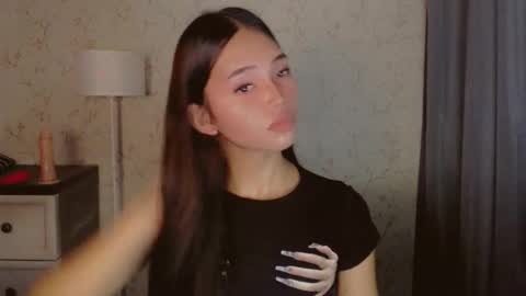 Snapshot of lykaloops chatting on 4, 4, 2026 LYKA LOOPS online show from 4, 4, 2026