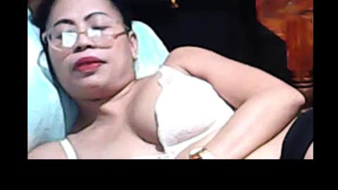 Snapshot of truefilipinabeauty chatting on 16, 11, 2025 emily online show from 16, 11, 2025