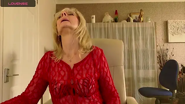 Snapshot of TopazCamgirl chatting on 3, 12, 2025 TopazCamgirl online show from 3, 12, 2025