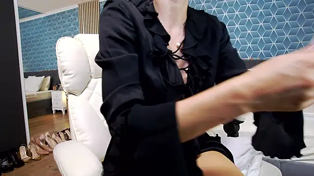 Snapshot of zoeylarkens chatting on 14, 10, 2025 zoeylarkens online show from 14, 10, 2025