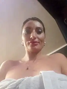 Snapshot of zoeylarkens chatting on 27, 10, 2025 zoeylarkens online show from 27, 10, 2025