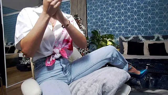 Snapshot of zoeylarkens chatting on 14, 12, 2025 zoeylarkens online show from 14, 12, 2025