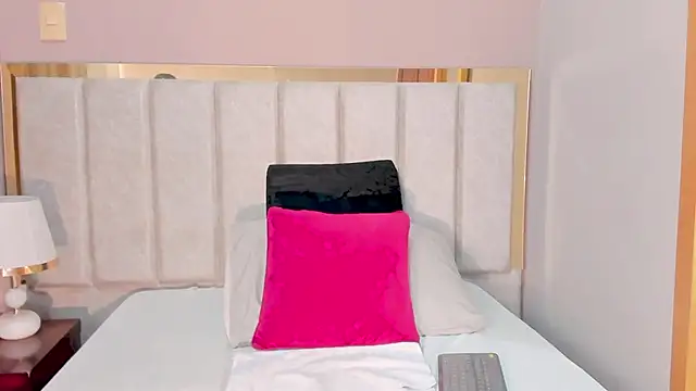 Snapshot of AriadnaHolt chatting on 14, 12, 2025 AriadnaHolt online show from 14, 12, 2025