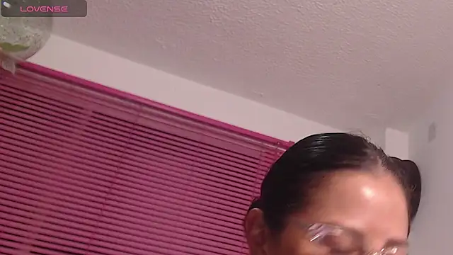 Emma Hotkiss online show from 11, 4, 2026