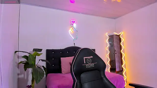 LINDSAY TAY online show from 11, 4, 2026