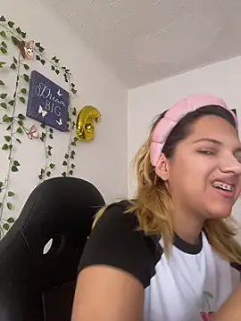 Snapshot of aurora_bela chatting on 14, 4, 2026 aurora bela online show from 14, 4, 2026