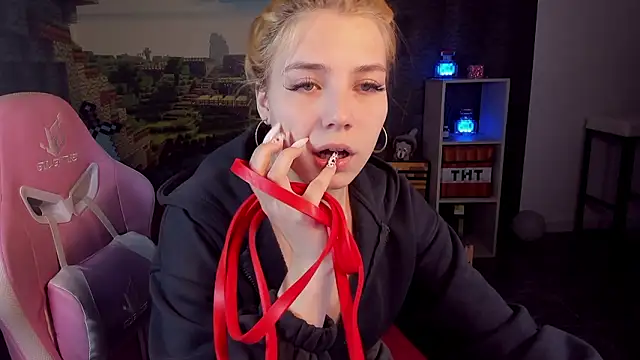 Snapshot of RosaFowler chatting on 28, 3, 2026 RosaFowler online show from 28, 3, 2026