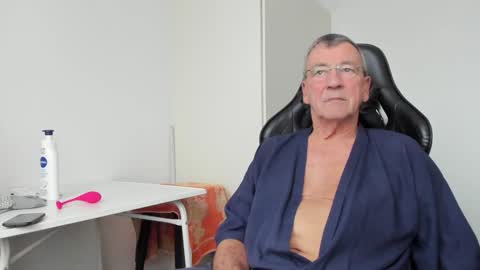 Snapshot of 200gentleman chatting on 24, 1, 2025 Henk online show from 24, 1, 2025