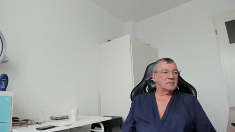 Snapshot of 200gentleman chatting on 4, 2, 2025 Henk online show from 4, 2, 2025