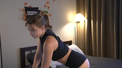 Snapshot of 2girls_1dream chatting on 8, 10, 2025 Elley online show from 8, 10, 2025