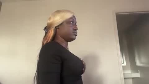 Snapshot of 304divinekarma chatting on 5, 11, 2025 GamerBaddieLux online show from 5, 11, 2025