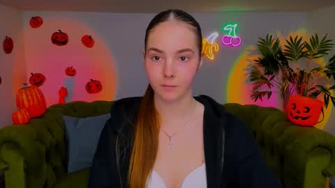 Snapshot of _cuddle_bug_ chatting on 2, 11, 2025 Erika online show from 2, 11, 2025