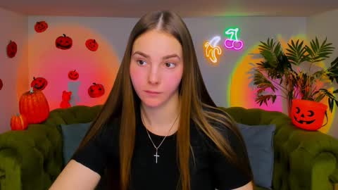 Snapshot of _cuddle_bug_ chatting on 11, 11, 2025 Erika online show from 11, 11, 2025