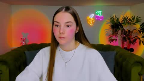 Snapshot of _cuddle_bug_ chatting on 19, 11, 2025 Erika online show from 19, 11, 2025