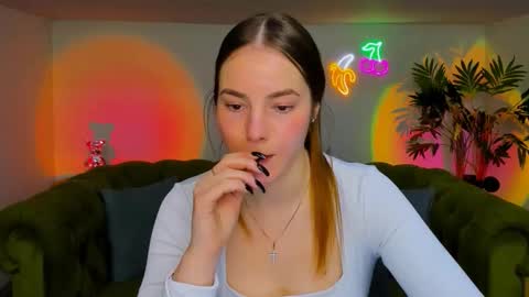 Snapshot of _cuddle_bug_ chatting on 20, 11, 2025 Erika online show from 20, 11, 2025