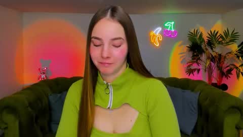 Snapshot of _cuddle_bug_ chatting on 22, 11, 2025 Erika online show from 22, 11, 2025