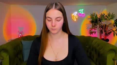 Snapshot of _cuddle_bug_ chatting on 26, 11, 2025 Erika online show from 26, 11, 2025