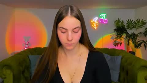 Snapshot of _cuddle_bug_ chatting on 2, 12, 2025 Erika online show from 2, 12, 2025