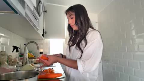 Snapshot of _elena_barra chatting on 1, 10, 2025 elena barra online show from 1, 10, 2025