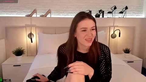 Snapshot of _emiliaa_ chatting on 12, 10, 2025 Milana online show from 12, 10, 2025