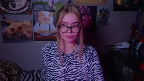 Snapshot of _favorite_ chatting on 15, 11, 2025 KENDALL NATHAN MARRY RYANPVT IS OPEN online show from 15, 11, 2025