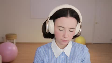 Essie  online show from 20, 9, 2025