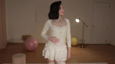 Essie  online show from 10, 10, 2025