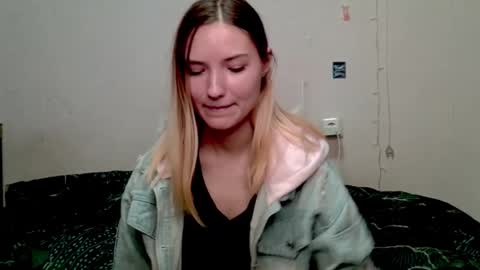 _kikiclark_ online show from 12, 10, 2025