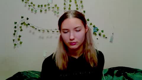 _kikiclark_ online show from 22, 11, 2025