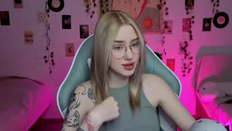 Snapshot of _kitekat_ chatting on 13, 11, 2025 _kitekat_ online show from 13, 11, 2025