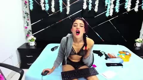 Snapshot of _maleja_19_ chatting on 5, 11, 2025 maleja online show from 5, 11, 2025