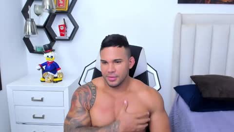 Snapshot of _matthew_santos_ chatting on 4, 2, 2025 _matthew_santos_ online show from 4, 2, 2025