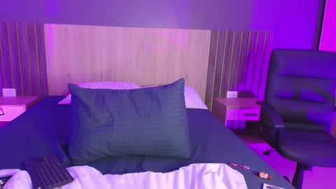 _miamiller_ online show from 19, 2, 2025