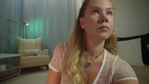 Snapshot of _teasecake_ chatting on 13, 10, 2025 Annie online show from 13, 10, 2025