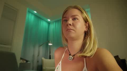 Snapshot of _teasecake_ chatting on 30, 10, 2025 Annie online show from 30, 10, 2025