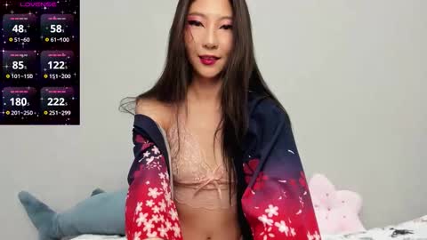 Snapshot of _yuriko chatting on 14, 11, 2025 Mia online show from 14, 11, 2025