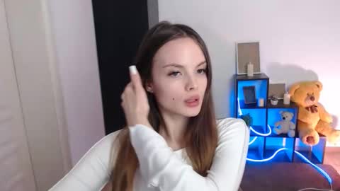 a_ariella_ online show from 4, 11, 2025