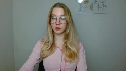 Abby Lovense is active online show from 28, 9, 2025