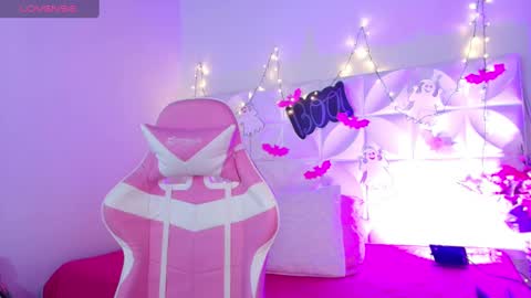 Abril  online show from 8, 10, 2025