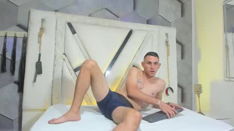adammendoza34 online show from 4, 10, 2025