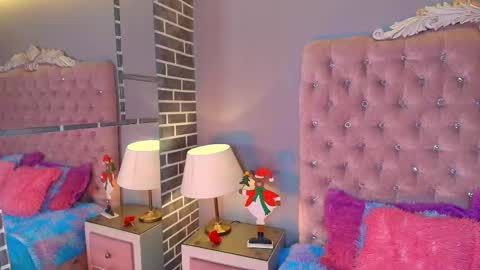 Adelaine online show from 19, 12, 2025