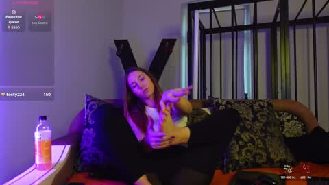 Agelina Lilly Laura online show from 25, 10, 2025