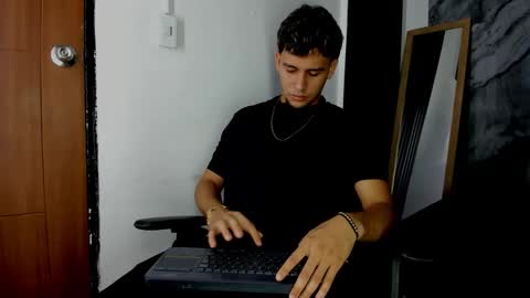 Snapshot of alan__smith chatting on 17, 12, 2025 alan__smith online show from 17, 12, 2025